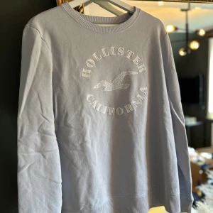 Sweatshirt hollister  - Superfin blå sweatshirt från hollister i storlek L.