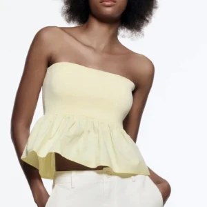 Zara tubtopp - Säljer Trendiga tubtoppen zara, säljer för att den passar inte riktigt min stil längre. Aldrig använd så den är så gott som ny, storleken är M men passar S. Zaras storlekar brukar vara små och är själv S🩷