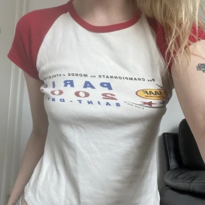 Vintage tisha - Så cool & unik t-shirt köpt secondhand! Den har en fläck som syns lite i vissa ljus (kolla bild 3) och är lite sliten under armarna, men det går säkert att laga! Frakt tillkommer <33