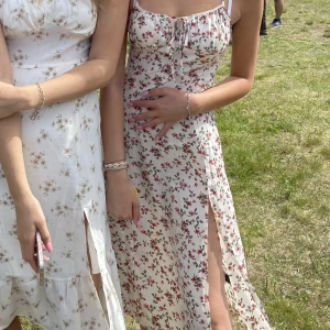 Långklänning - Blommig långklänning i storlek Xs, säljer för 80kr