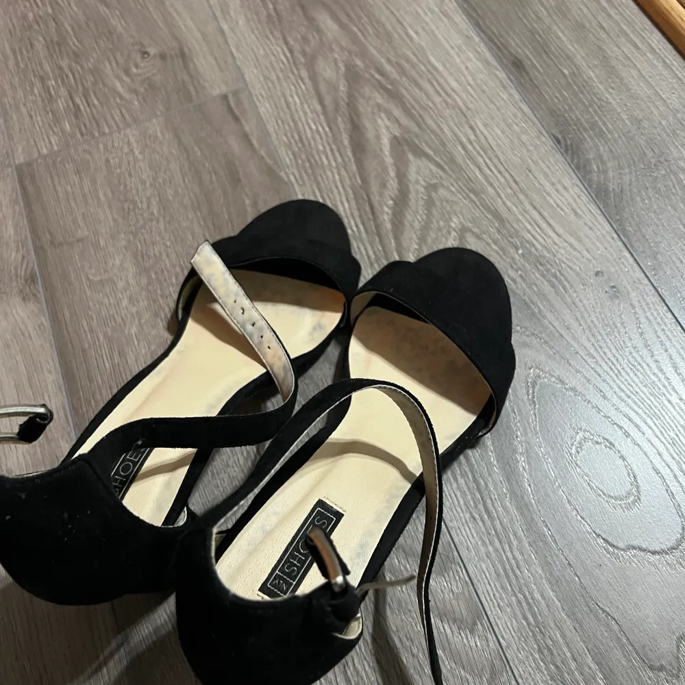 Klackar från NLY shoes. Klackhöjd: 6 cm. Fint skick. Går ner i pris vid direktköp 🥰. Skor.