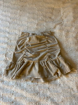 Kjol - Väldigt fin och skön kjol från Gina tricot❤️