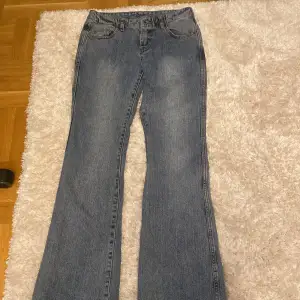 Jeans från Brandy Melville dem har lite slitage längst ner då dem är för långa för mig men annars i bra skick
