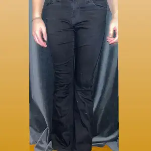 Svarta bootcut-jeans i bra skick❤️‍🔥