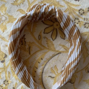 Hårband  - Jättefint zebrarandigt hårband i gult/vitt, i fint skick!