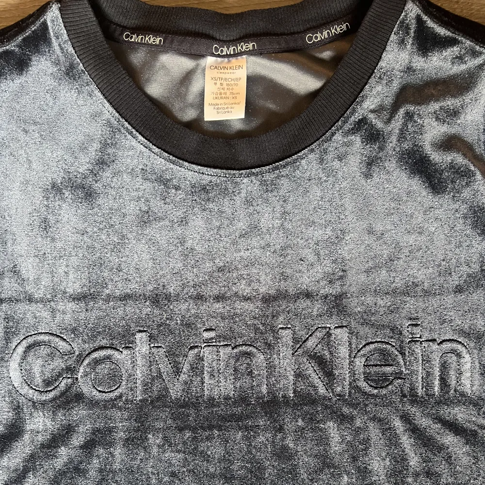 Långärmad blå tröja från Calvin Klein sleepwear. Skön och snygg sovtröja i mycket bra skick! Materialet är crushed velour!. Tröjor & Koftor.