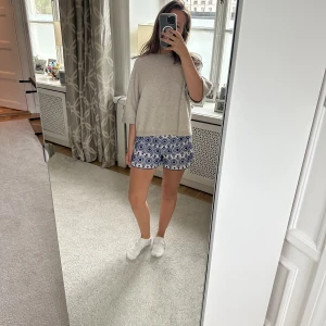 Zara shorts  - Säljer ett par högmidajde zara shorts i blått mönster som aldrig är använda!! 