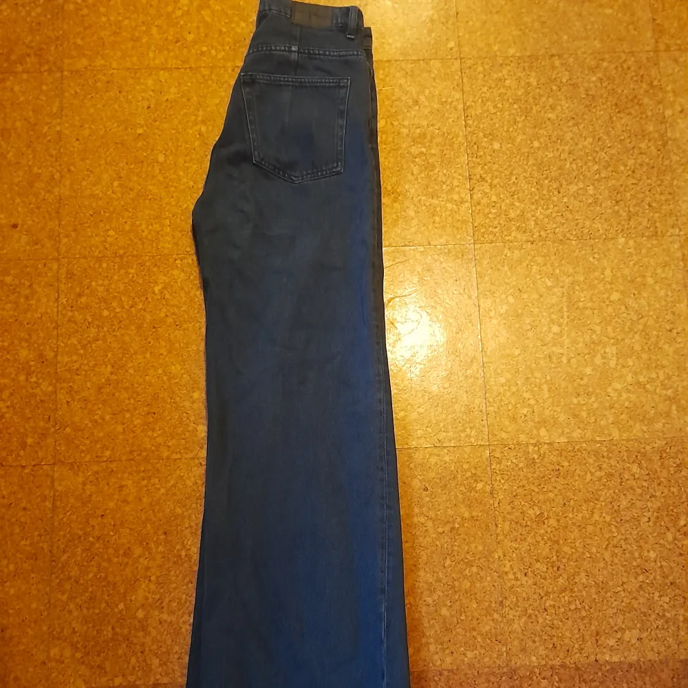 hej, jag säljer de för att de är för små. De är high waist wide jeans från weekday. Jeans & Byxor.