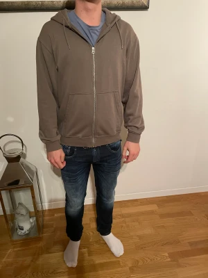 Full Zip Hoodie - Full Zip Hoodie från Weekday säljes! Storlek Medium Skick 9/10, general wear 