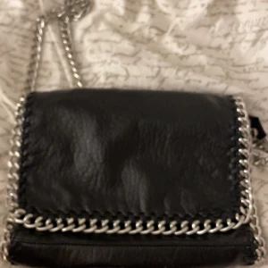 Tiamo väska  - Mellan Tiamo väska sparsamt använd. Nypris 499kr  Kan gå ner i pris vid snabb affär 🦋