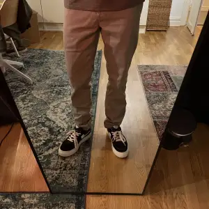 Säljer dessa klassiska Dickies 872 slim fit byxor i en stilren beige färg. Byxorna är välbevarade och i bra skick. Ett perfekt tillskott till din garderob.