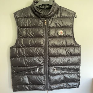 Moncler Väst Gui - Säljer denna riktigt snygga Moncler Gui västen, som är i storlek 2 alltså S/M, inga defekter. Kom privat för mer info/bilder