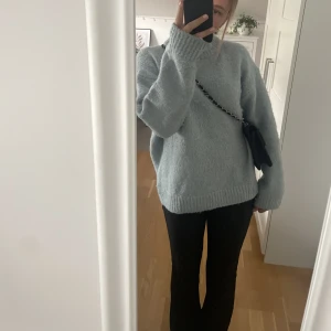Stickad tröja  - Säljer denna super mysiga blå stickade tröjan från h&m. Säljer den då den tyvärr inte kommer till användning längre. Jag är 166vm och om ni har några frågor är de bara och skriva💕