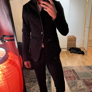 Thom Krom Blazer - Säljer denna unika och snygga blazer från Thom Krom. Även om den är markerad som storlek XS har den en oversized passform och passade mig perfekt som vanligtvis använder medium. Ett speciellt plagg för den modemedvetna, inköpt från W19 i Göteborg