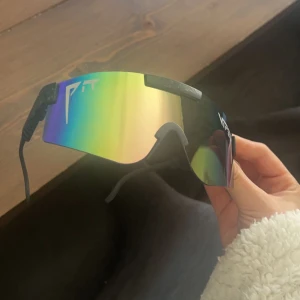 pit viperz - Säljer dessa (inte äkta) pit vipers. Köpt för 300kr säljer för 100kr.🖤