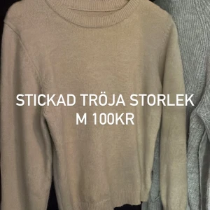 Stickad tröja  - Info står på bilden och bilden är tagen från mitt insta konto där jag säljer kläder och annat men tänkte lägga ut allt här också!! 