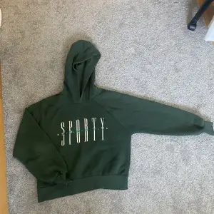 Superfin hoodie från Gina Tricot som tyvärr inte kommer till användning💕 använd fåtal gånger! Skriv till mig vid intresse/ frågor🫶🏻 pris kan diskuteras💕