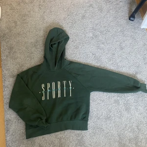 Gina Tricot- hoodie  - Superfin hoodie från Gina Tricot som tyvärr inte kommer till användning💕 använd fåtal gånger! Skriv till mig vid intresse/ frågor🫶🏻 pris kan diskuteras💕