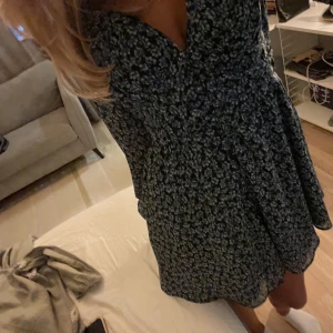 Zaraklänning - Svartklänning med blommori blått o grönt o vitt