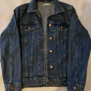 Jättefin mörkblå jeansjacka från Gina tricot som tyvärr är lite för liten för mig i st xs som passar perfekt nu till hösten💗