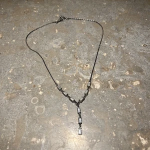 Halsband  - Halsband med sån slinga ned till! gillar dessa väldigt mycket 