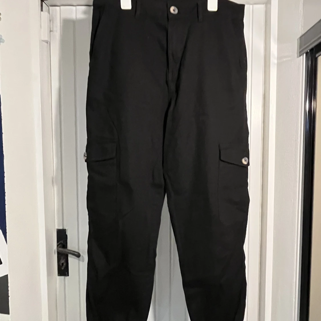 svarta cargo byxor - 90