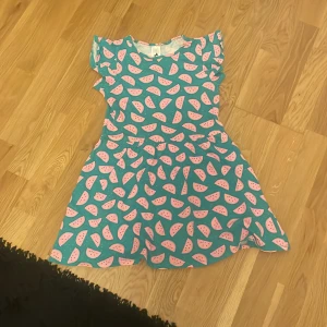 Vattenmelons klänning - Den är i storlek 134. Från märket palominio