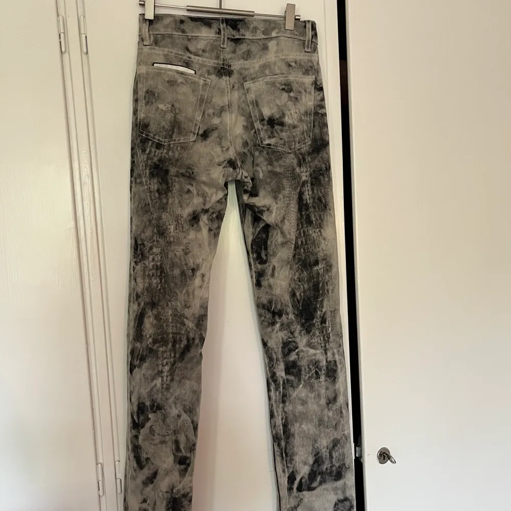 Eytys jeans i modellen cypress, mid waist och raka ben. Jeans & Byxor.