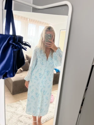 NA-KD klänning - Säljer denna super fina klänningen från NA-KD som endast använts två gånger