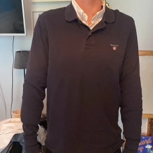 Gant långärmad piké  - Ass fett marinblå långärmad piké som är knappt använd.