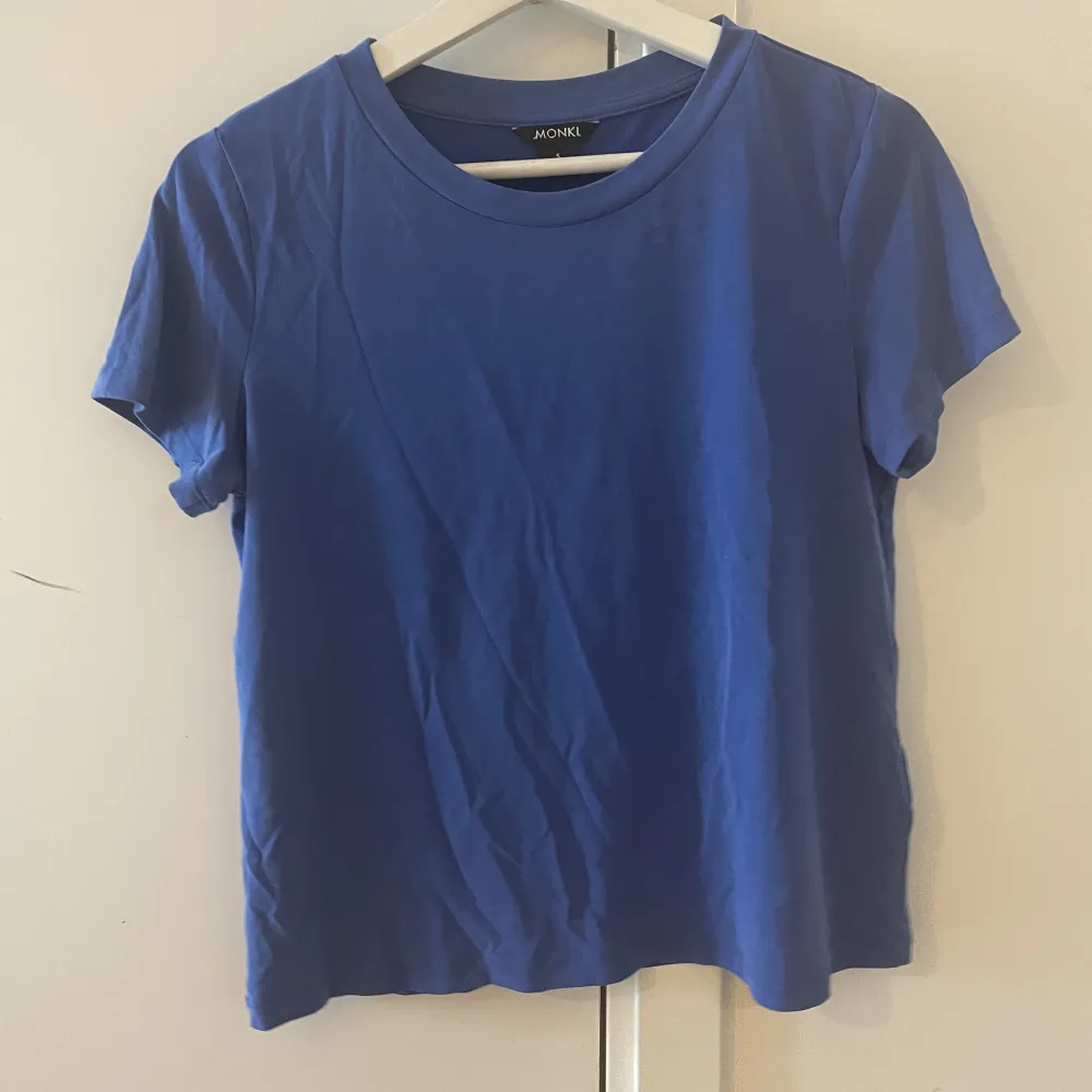 Säljer denna blåa t-shirt ifrån monkl❤️. T-shirts.