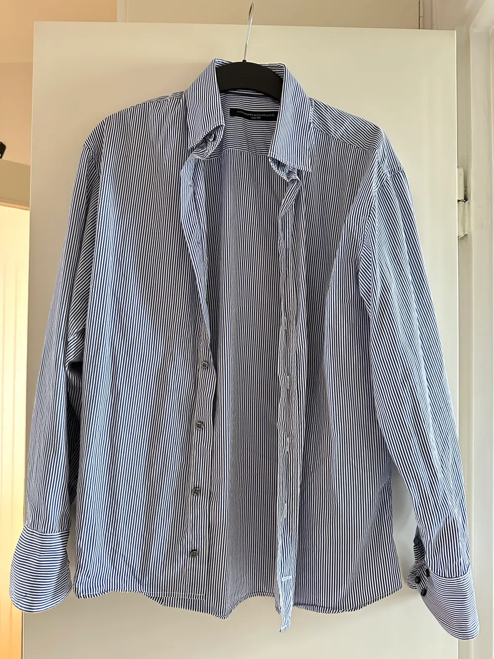 Snygg skjorta som är i storlek medium (herr)  Sitter som på bilden. Köpt i Dannmark . Skjortor.