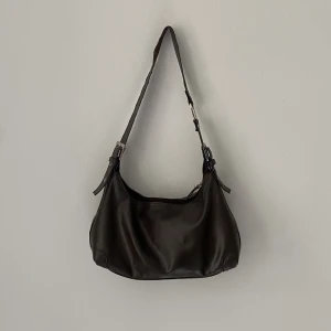 Väska - Superfin väska. Fint skick bara axelremmen som är lite sliten. Inget som märks mycket när man bär väskan. Kan skicka närmre bild. 💕