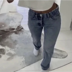 midwaist jeans  - säljer mina populära mid waist straight från zara i storlek 34💞 jättefint skick och knappt använda! första bilden är lånad, lämna gärna egna prisförslag eller köp direkt för 200😇