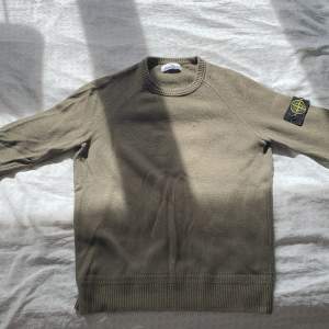 Grön stone island sweatshirt i skönt stickat material. 9/10 skick.  Självklart äkta.  Storlek S passar även M.  Patchen i bra skick.  Skriv vid fler frågor!