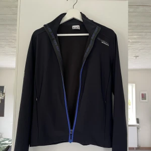 Emporio Armani EA7 - Träningsjacka/tröja med dragkedja. Nyskick.  Passa herr small, kvinna medium.