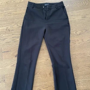 Kostymbyxor  - Säljer dessa jättesnygga kostymbyxor ifrån Gina Tricot då de är lite för stora på mig. Skriv för fler bilder💕
