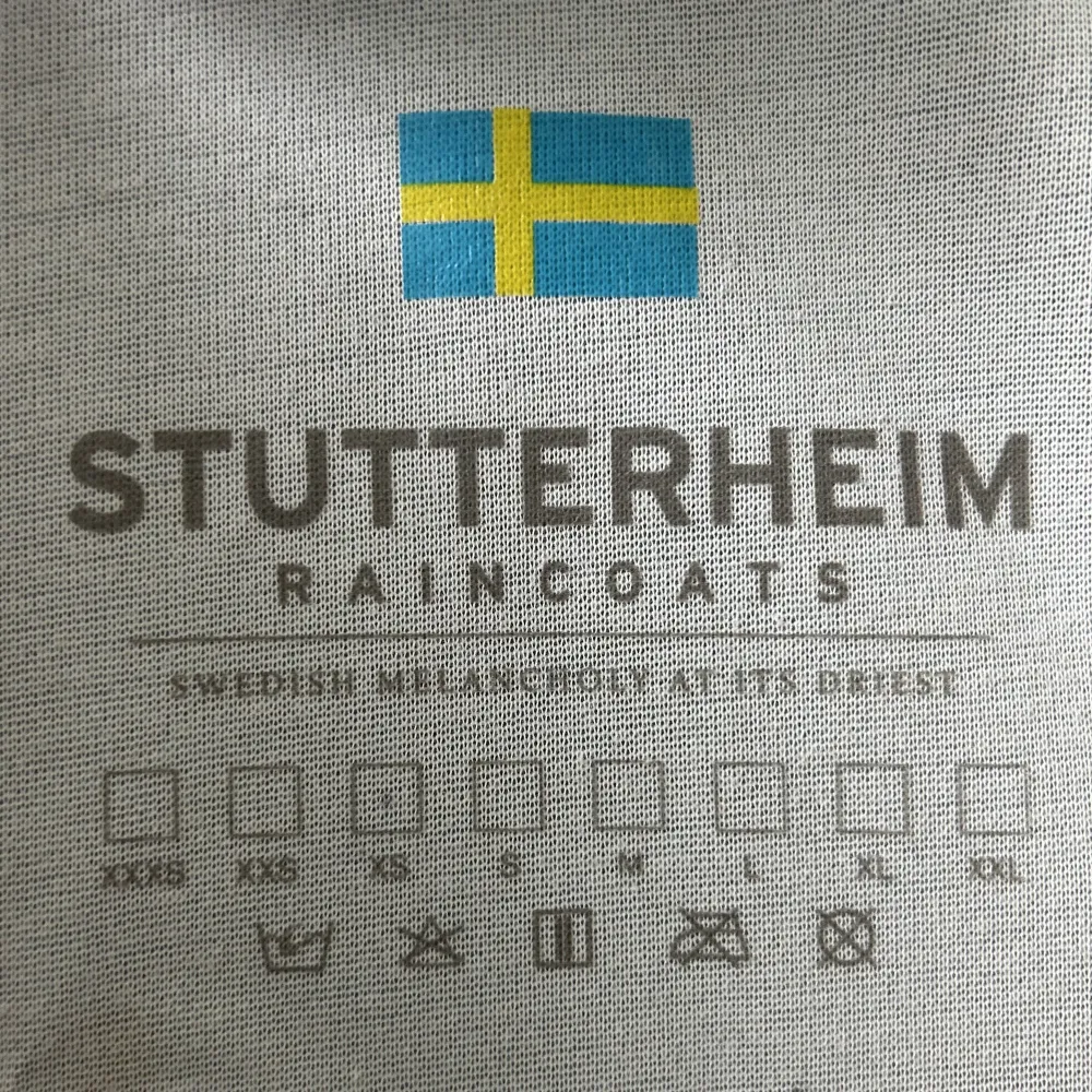 Stutterheim, unik sample-jacka. Bombermodell med egenskaper som en regnjacka. Lite oversized med tanke på storleken, XS. Skulle säga att det är S eller liten M. Köptes för ca 3000 kr.. Jackor.