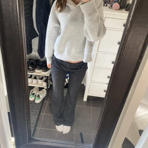 lågmidjade kostymbyxor - säljer mina lågmidjade kostymbyxor från bikbok då jag har två men i olika storlekar, super fina i skicket och sparsamt använda. storlek 38, skulle dock säga att dom är små i storlekarna för har vanligtvis 34. nypris är 500kr