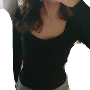 Tröja från gina tricot  - Nästan oanvänd svart långermad tröja från gina tricot. Säljer då den är lite för liten för mig och därför inte kommer till användning  Hör av dig vid fler frågor eller bilder💗