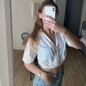 Croppad skjorta - Skjorta/topp från Gina, storlek 34 men passar även mig som har 36! Fint skick, inte struken på bilderna!  100 kr + frakt 🥰