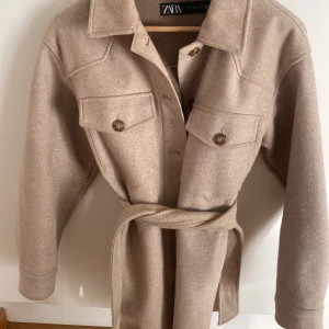 Zara kappa - Fin zarakappa köpt för ca 8 månader sen storlek Xs men den passar S/M också❤️ kan gå ner i pris, köptes för 600
