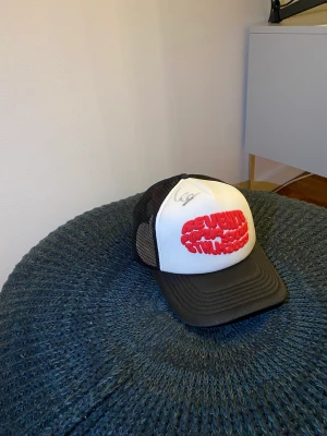 Revenite keps - Signerad Revenite keps, oanvänd