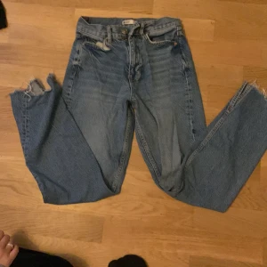 Fina jeans  - Fina jeans med slits längst ner 