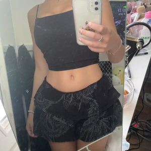 Lågmidjad kjol - Sååå snygg kjol med trendigt mönster på, köpt från secondhand och står inget märke på!