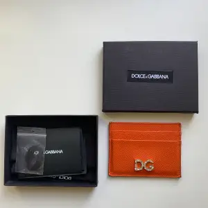 Orange Dolce & Gabbana korthållare ”Rhinestone Logo”. Bra skick, en strass del har ramlat av (i G’t)