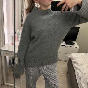 Stickad tröja - Superfin grå/grönmelerad tröja i alpacka/ullblandning från H&M. Använd mycket sparsamt, max 5 gånger. Storlek XS men mycket oversized så funkar bra på XS-L beroende på önskad passform. Nypris 800🤗