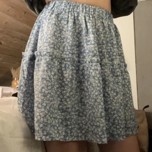 Blå kjol  - Superfin kjol i nyskick säljes, storlek xs