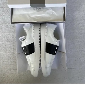 Valentino skor - Valentino skor, storlek 43 men passar 42 utmärkt. Nytt skick🙌🏻