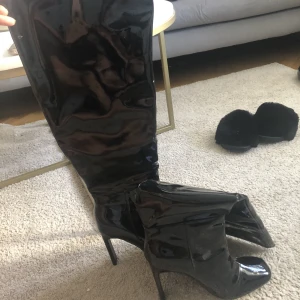 Höga glansiga boots oanvända  - Med hög klack